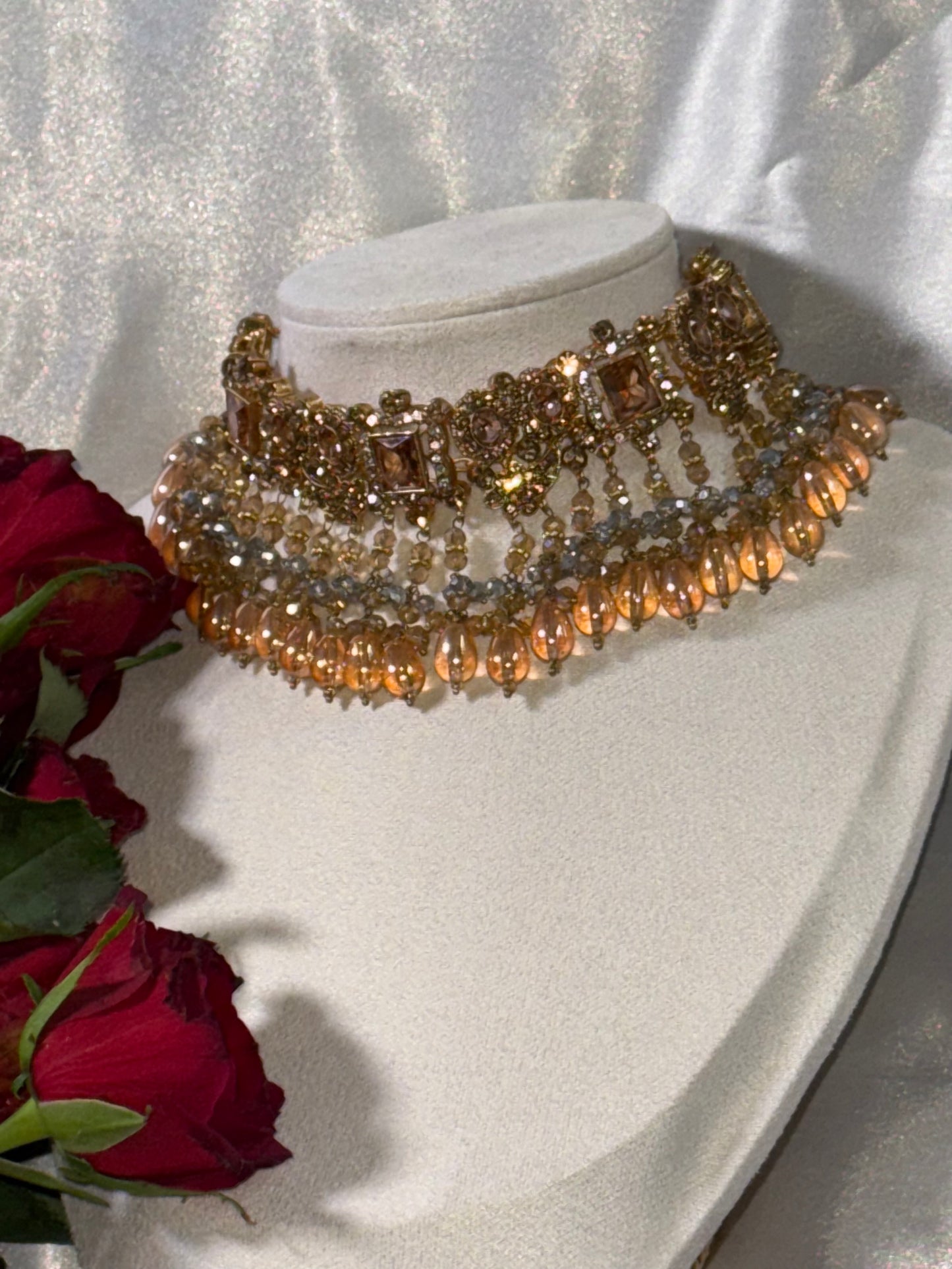 Hoor - Choker set with earrings and tikka