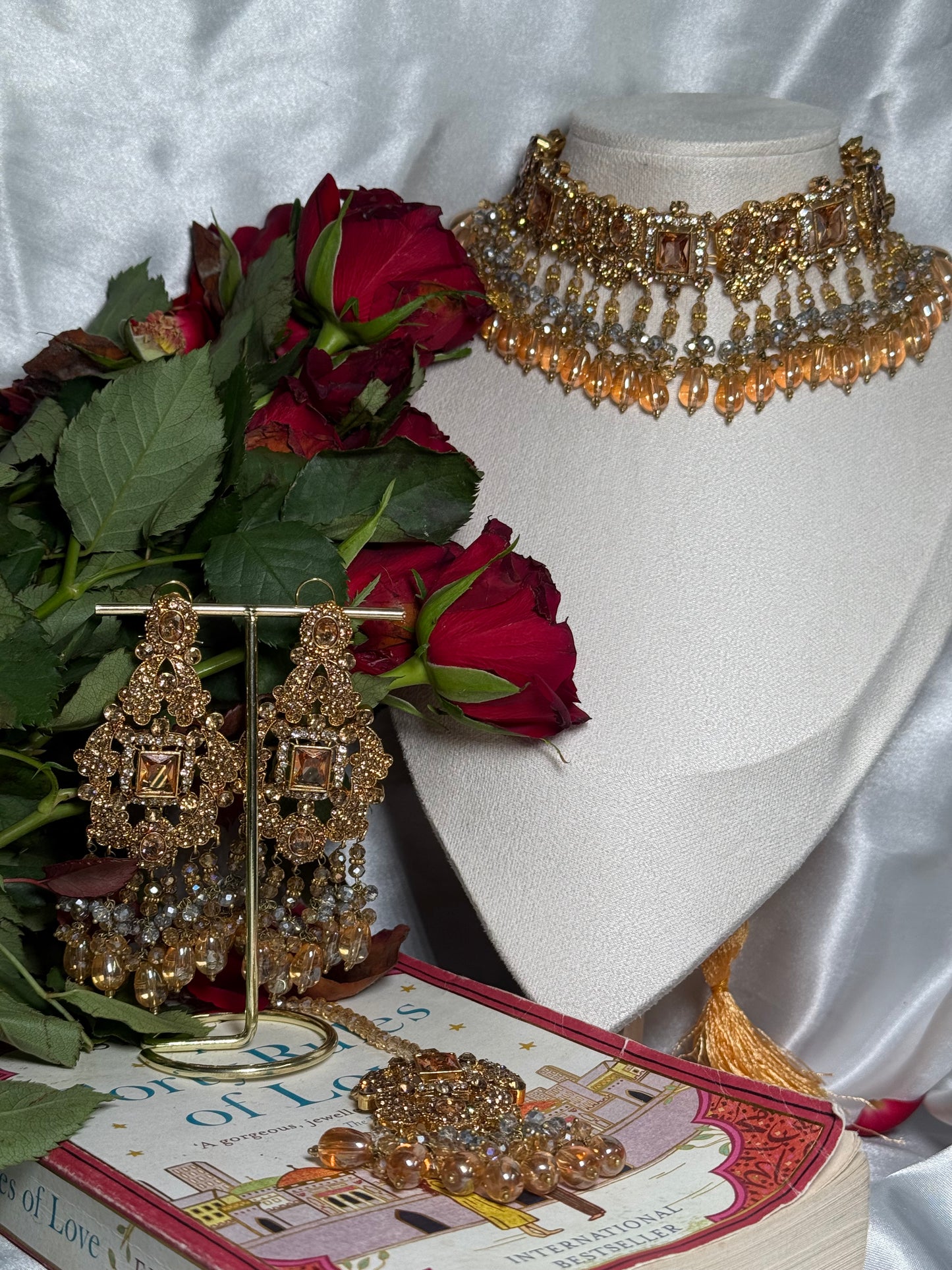 Hoor - Choker set with earrings and tikka
