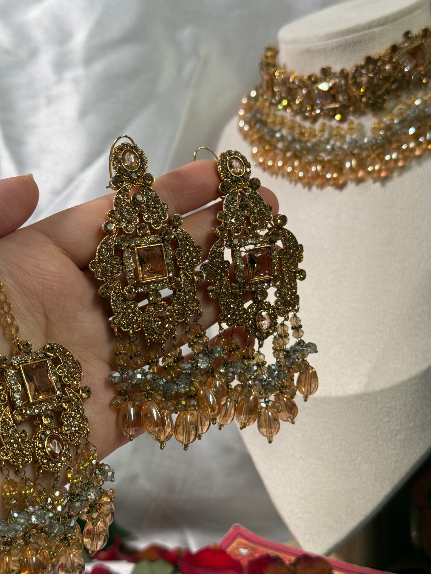 Hoor - Choker set with earrings and tikka