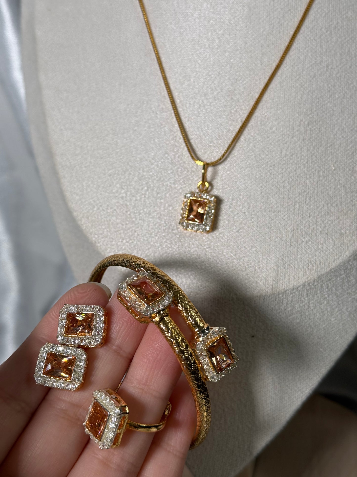 Pari - Locket set 4 pieces 2 Colours available