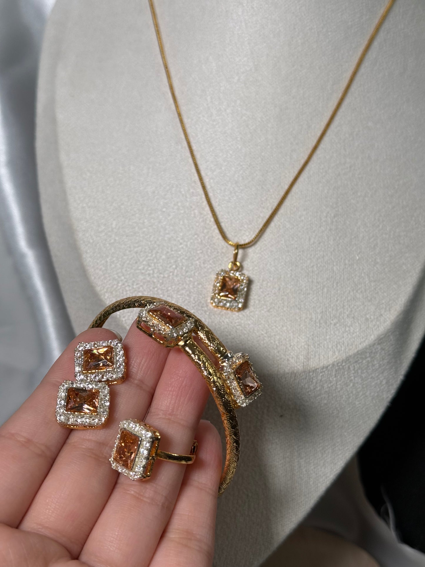 Pari - Locket set 4 pieces 2 Colours available