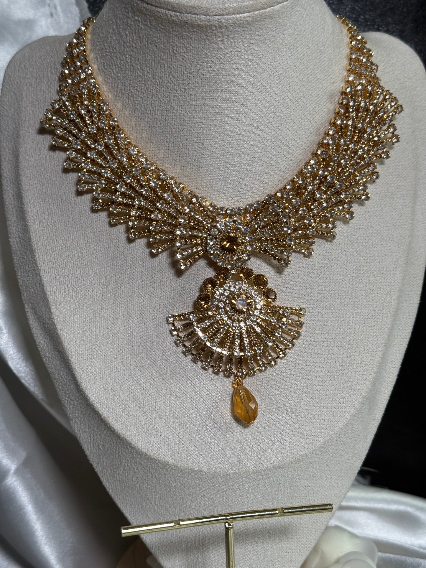 Malaika - Necklace with MathaPatti and earrings