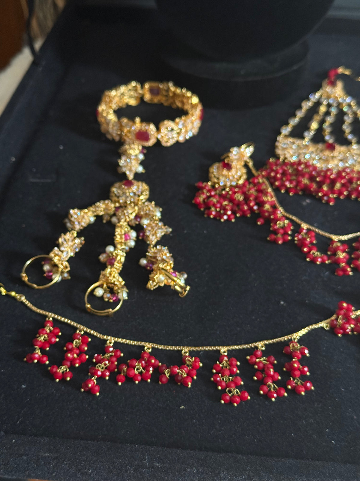 NIDA - Heavy bridal set includes: necklace, choker, jhumar, earrings, tikka and a hand piece (RED)