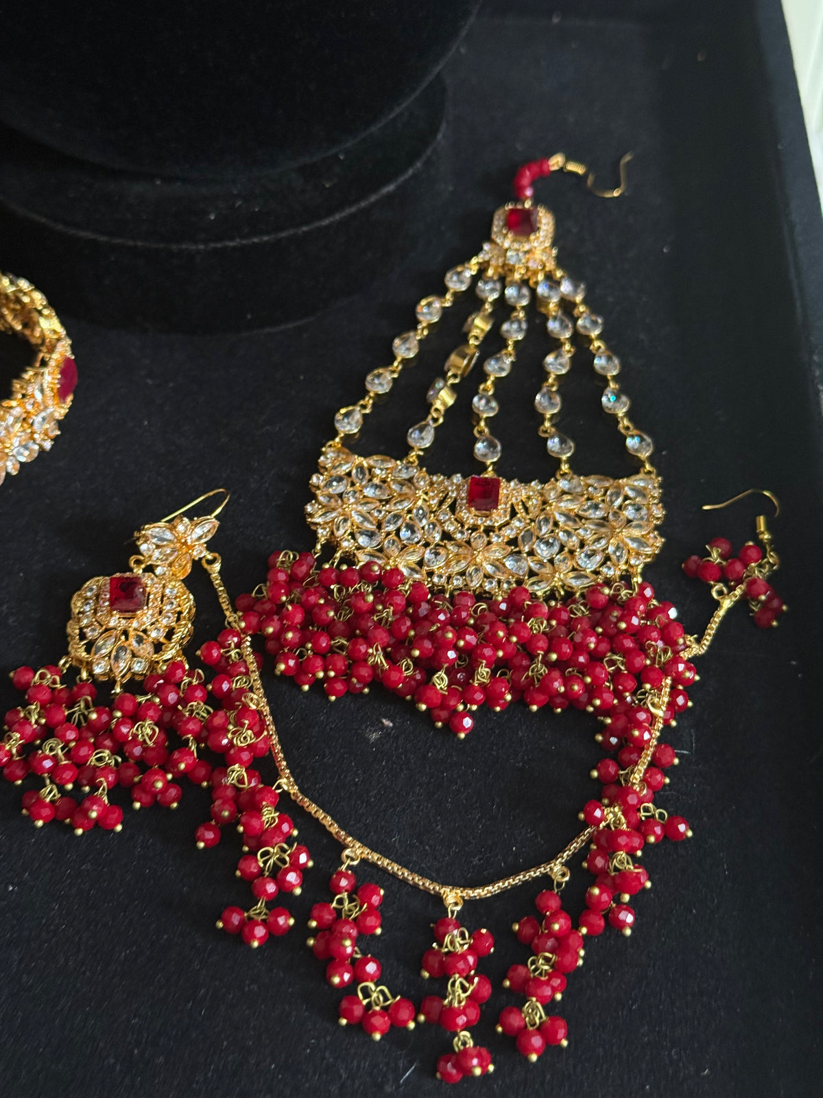 NIDA - Heavy bridal set includes: necklace, choker, jhumar, earrings, tikka and a hand piece (RED)