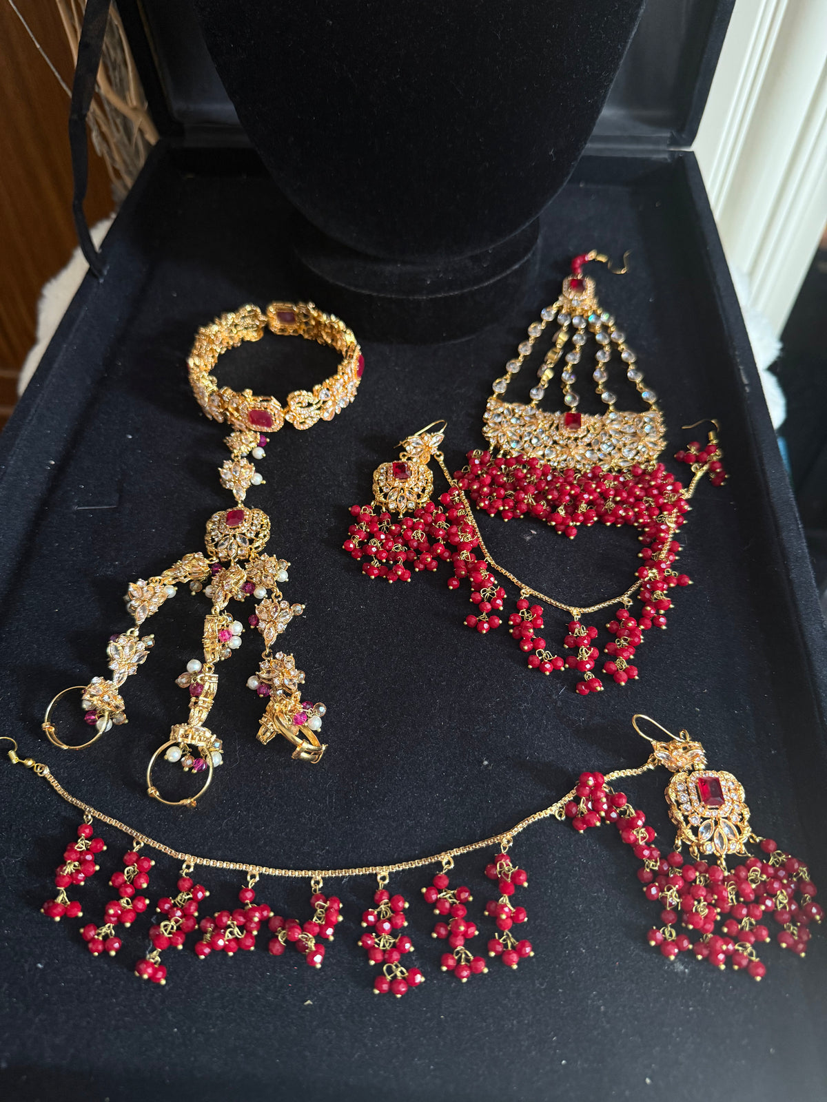NIDA - Heavy bridal set includes: necklace, choker, jhumar, earrings, tikka and a hand piece (RED)