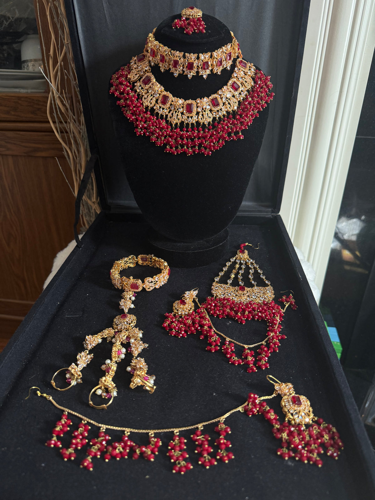 NIDA - Heavy bridal set includes: necklace, choker, jhumar, earrings, tikka and a hand piece (RED)